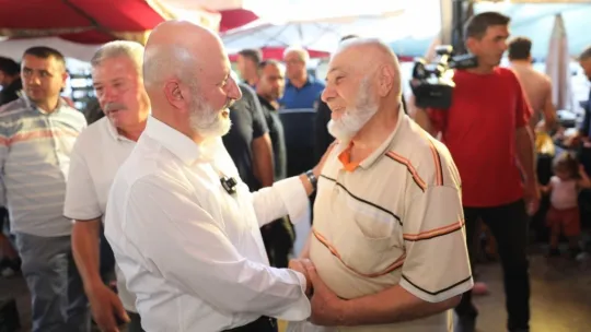 Başkan Çolakbayrakdar, pazarcı esnafıyla bir arada