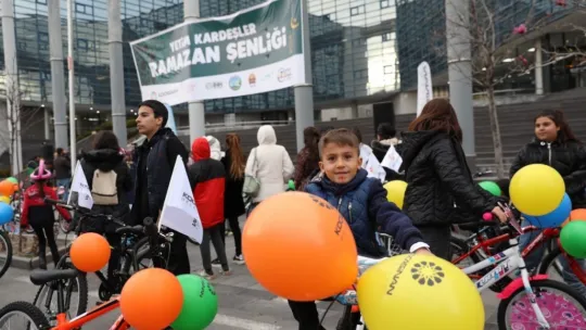 Başkan Çolakbayrakdar, yetimlerin gönlünü fethetti
