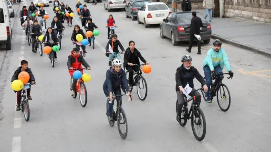 Başkan Çolakbayrakdar, yetimlerin gönlünü fethetti