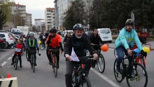 Başkan Çolakbayrakdar, yetimlerin gönlünü fethetti