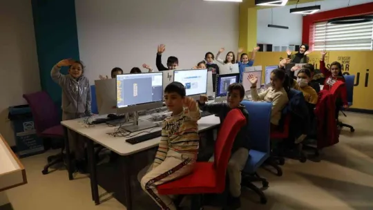 Başkan Dr. Palancıoğlu: 'Çocuklar, robotik kodlama eğitimi ile beceri kazanıyor'