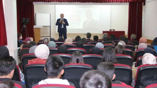 Başkan Esat Öztürk tecrübelerini öğrenciler ile paylaştı