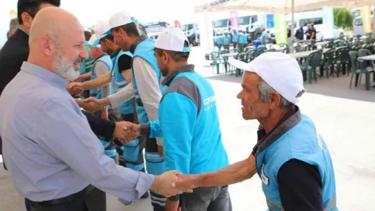 Başkan önlüğü taktı, personeline ekmek arası kavurma ikram etti