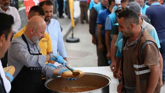 Başkan önlüğü taktı, personeline ekmek arası kavurma ikram etti
