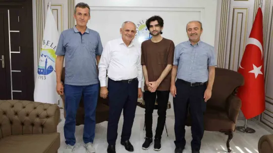 Başkan Öztürk Başarılı Öğrenciyi Ödüllendirdi
