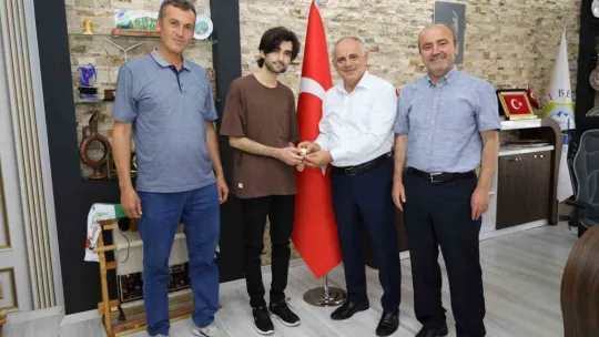 Başkan Öztürk Başarılı Öğrenciyi Ödüllendirdi