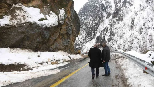 Başkan Öztürk heyelan bölgesinde incelemelerde bulundu