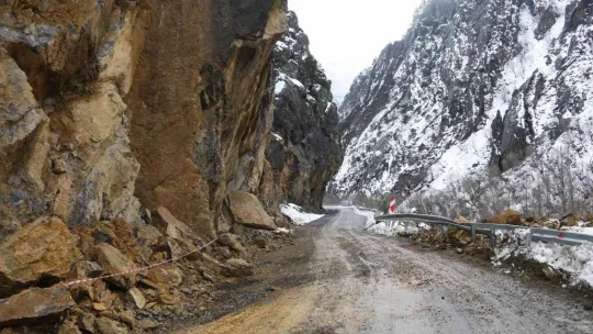 Başkan Öztürk heyelan bölgesinde incelemelerde bulundu