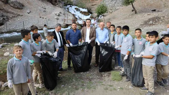 Başkan Öztürk, Öğrencilerle Birlikte Çevre Temizliği Yaptı