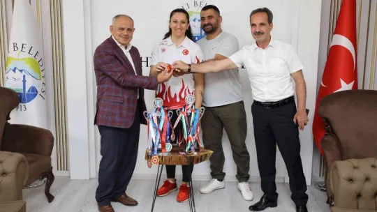 Başkan Öztürk şampiyon sporcuyu ödüllendirdi