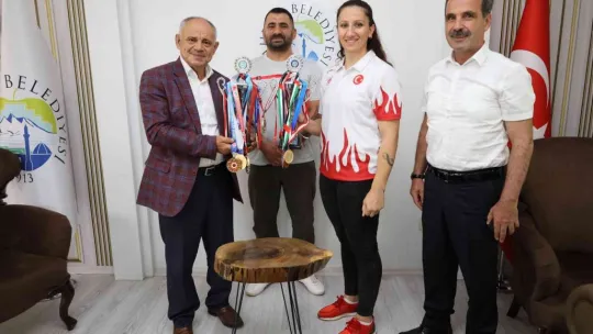 Başkan Öztürk şampiyon sporcuyu ödüllendirdi
