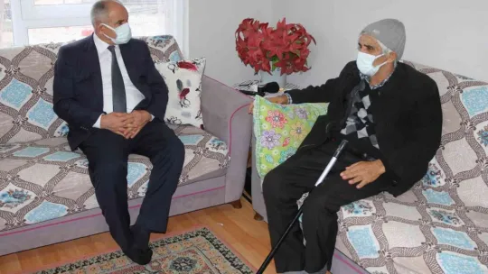 Başkan Öztürk'ten engelli vatandaş kandil sürprizi