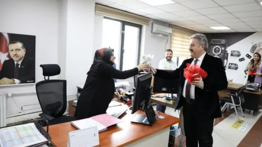 Başkan Palancıoğlu Kadınlar Günü'nü çiçek hediye ederek kutladı