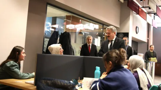 Başkan Palancıoğlu kütüphanede gençlerle sohbet etti