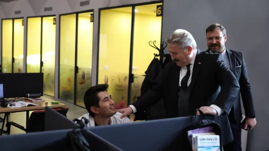 Başkan Palancıoğlu kütüphanede gençlerle sohbet etti