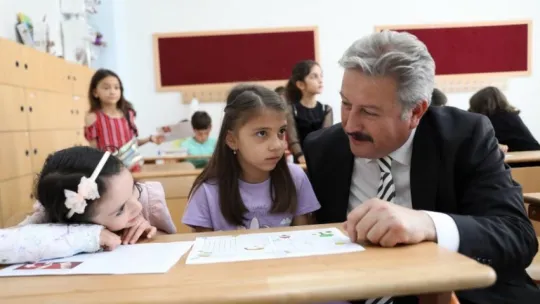 Başkan Palancıoğlu, minik öğrencilere karne dağıttı