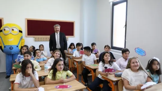 Başkan Palancıoğlu, minik öğrencilere karne dağıttı