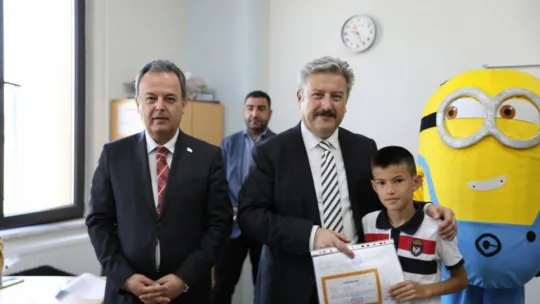 Başkan Palancıoğlu, minik öğrencilere karne dağıttı