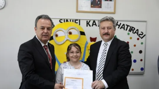 Başkan Palancıoğlu, minik öğrencilere karne dağıttı