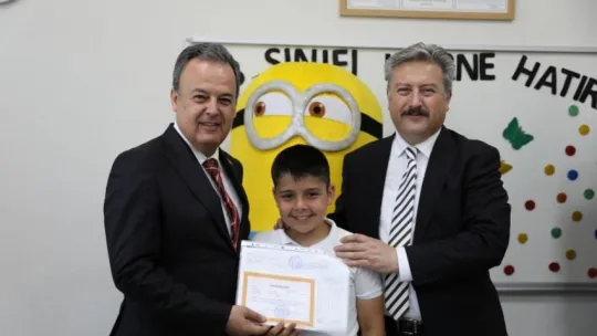 Başkan Palancıoğlu, minik öğrencilere karne dağıttı