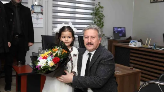 Başkan Palancıoğlu, öğrencilerin karne heyecanına ortak oldu