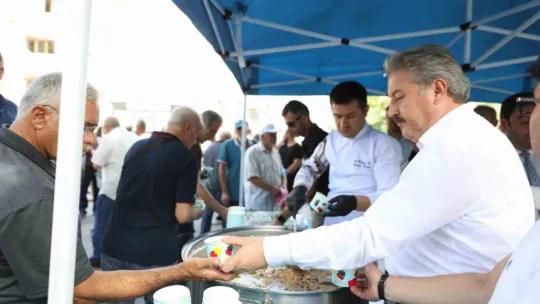 Başkan Palancıoğlu, vatandaşlara aşure ikram etti