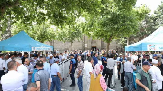 Başkan Palancıoğlu, vatandaşlara aşure ikram etti