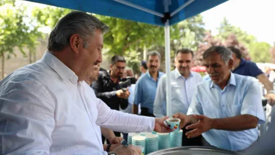 Başkan Palancıoğlu, vatandaşlara aşure ikram etti