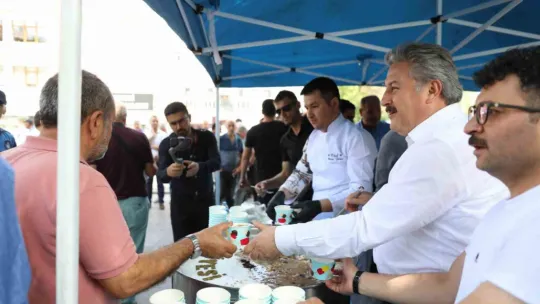 Başkan Palancıoğlu, vatandaşlara aşure ikram etti