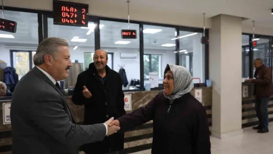 Başkan Palancıoğlu, veznede emlak vergisini ödedi