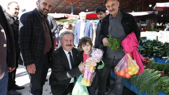 Başkan Palancıoğlu, Yıldırım Beyazıt Pazar Yerinde sevgiyle karşılandı