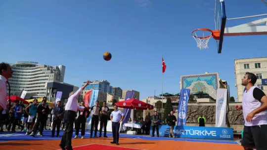 Başkan ve vali sokak basketbolu oynadı