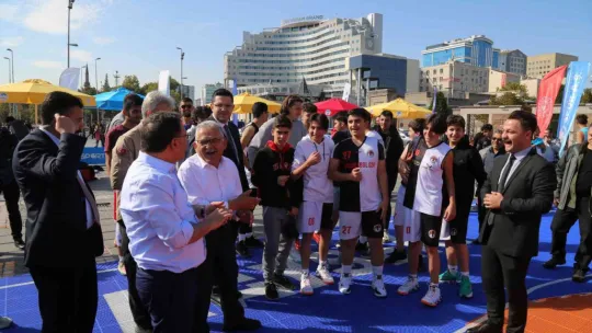 Başkan ve vali sokak basketbolu oynadı