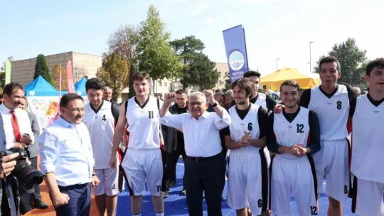 Başkan ve vali sokak basketbolu oynadı
