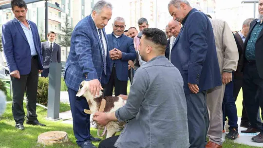Başkan Yalçın'a sürpriz hediye