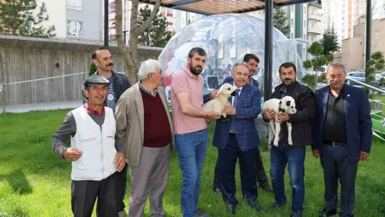 Başkan Yalçın'a sürpriz hediye