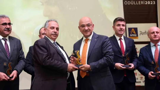 Başkan Yalçın'a iki ödül birden