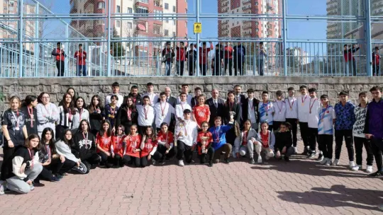Başkan Yalçın'dan şampiyon öğrencilere tebrik