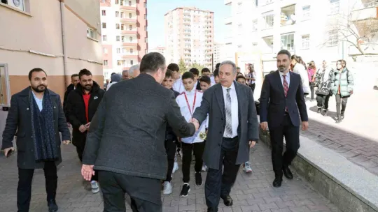 Başkan Yalçın'dan şampiyon öğrencilere tebrik