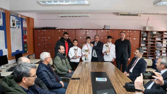 Başkan Yalçın'dan şampiyon öğrencilere tebrik