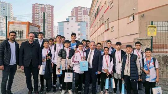 Başkan Yalçın'dan şampiyon öğrencilere tebrik