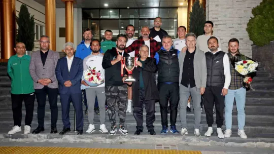 Başkan Yalçın'dan şampiyonlara çiçeklerle karşılama