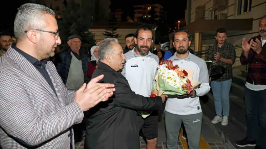 Başkan Yalçın'dan şampiyonlara çiçeklerle karşılama
