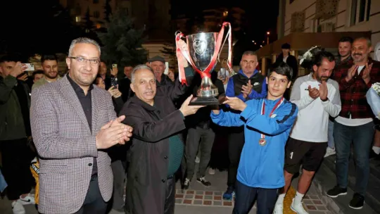 Başkan Yalçın'dan şampiyonlara çiçeklerle karşılama
