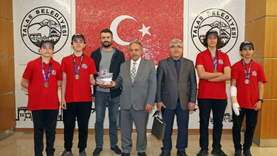 Başkan Yalçın'dan TEKNOFEST öğrencilerine ödül