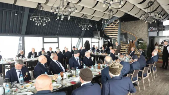 Başkan Yalçın gazilerle bir araya geldi