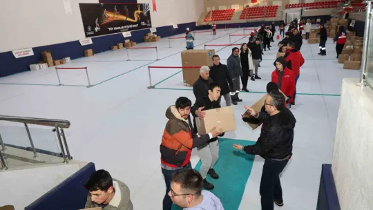 Başkan Yalçın'ın Girişimleriyle Avrupa'dan 5 Tır Yardım Malzemesi Geldi