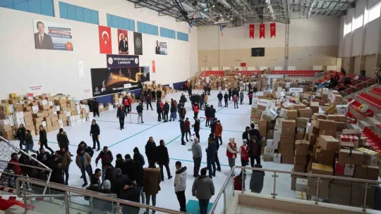 Başkan Yalçın'ın Girişimleriyle Avrupa'dan 5 Tır Yardım Malzemesi Geldi