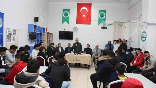 Başkan Yalçın Kuruköprülü gençlerle