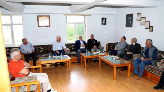 Başkan Yalçın mekik dokuyor